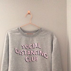 Grey “Social Distancing Club” sweatshirt 🏷